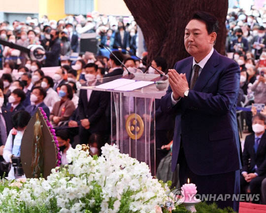 윤석열 대통령 당선인이 8일 오전 서울 종로구 조계사에서 열린 불기 2566년 부처님오신날 봉축법요식에서 합장하고 있다. <연합뉴스>